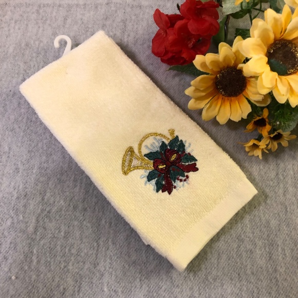 NWT - Set of Three Embroidered Christmas Hand Towels - Picture 7 of 16